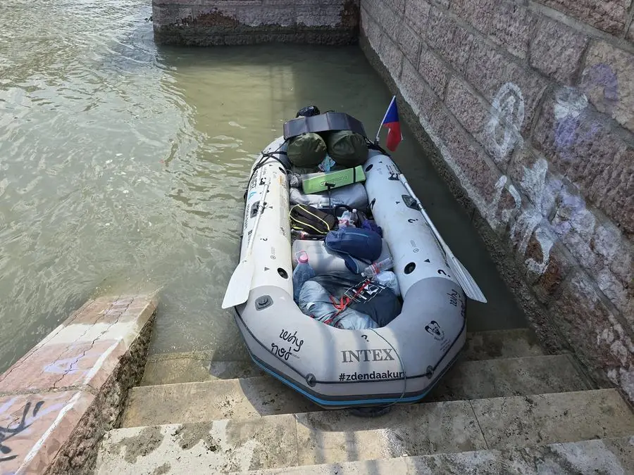 Raft u kamenného jezu na řece
