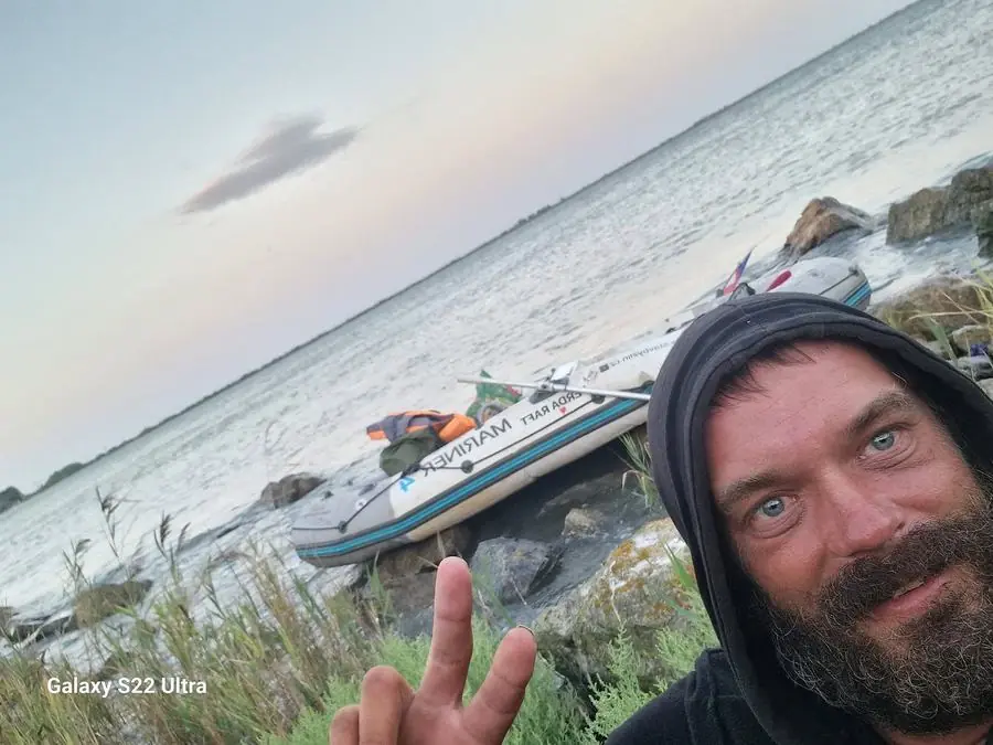 Zdeněk Slouka s raftem u moře na konci výpravy