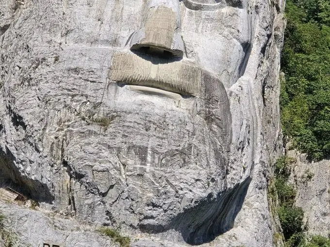 Skalní socha Decebalus Rex nad Dunajem