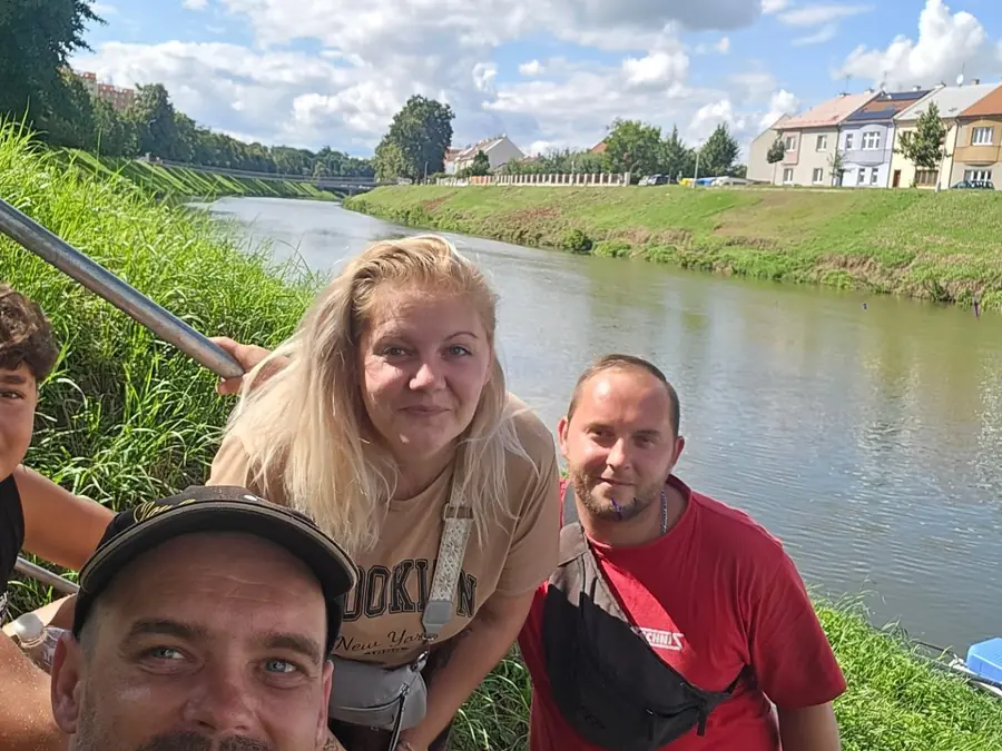 Zdeněk Slouka s lidmi, které potkal u řeky