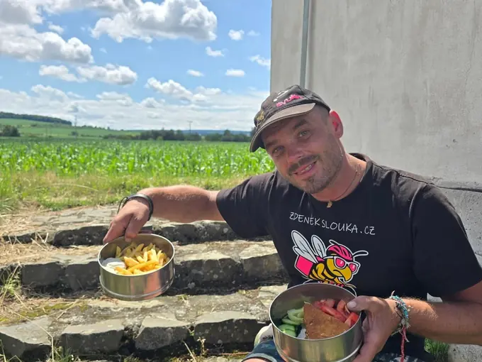 Vaření jídla u řeky během výpravy