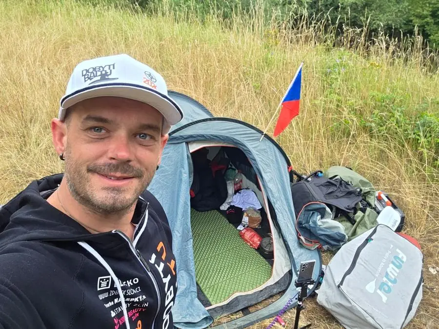 Tábor se stanem a výbavou na břehu Odry