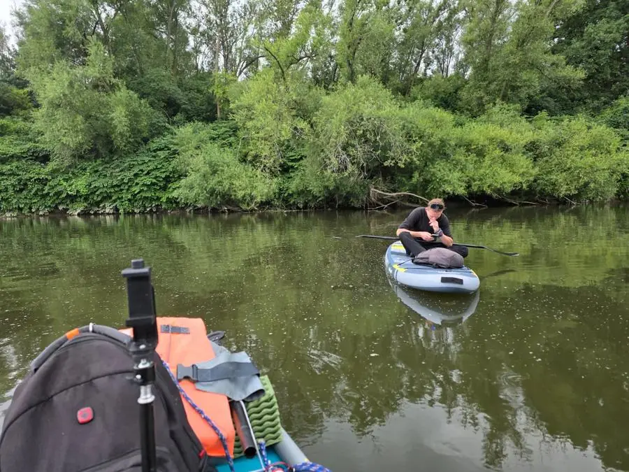 Druhý paddleboardista na řece během výpravy