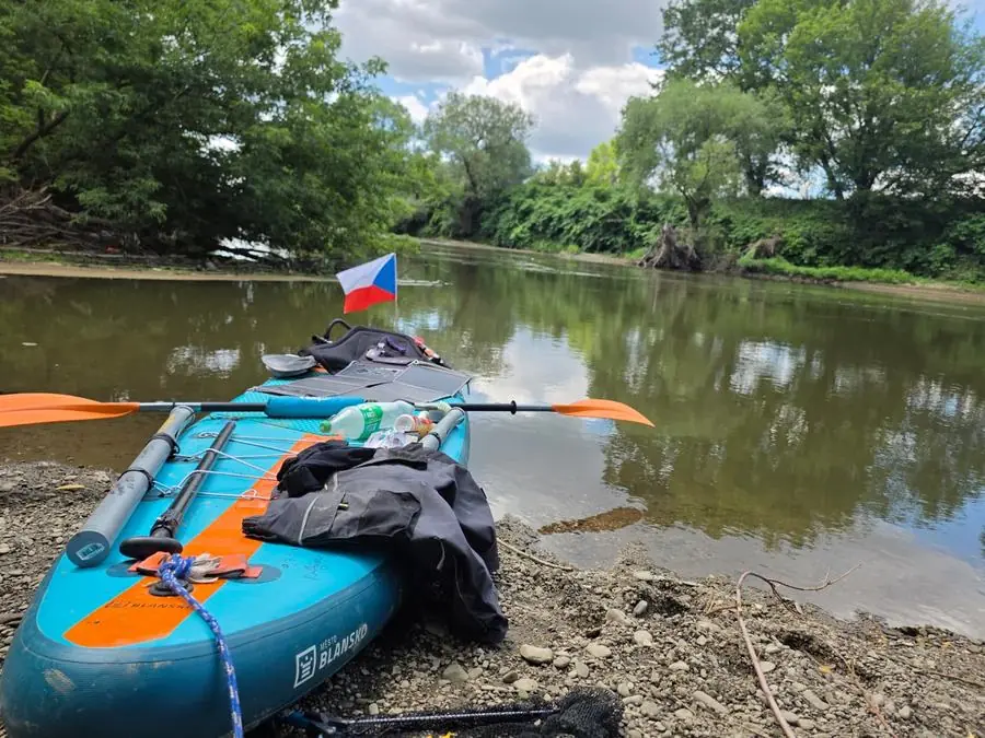Vyschlé kamenité koryto Odry s paddleboardem