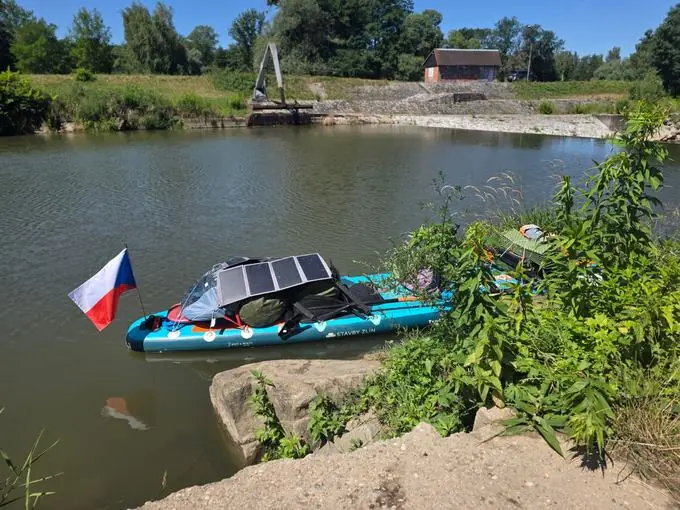 Naložený paddleboard se solárními panely a vlajkou