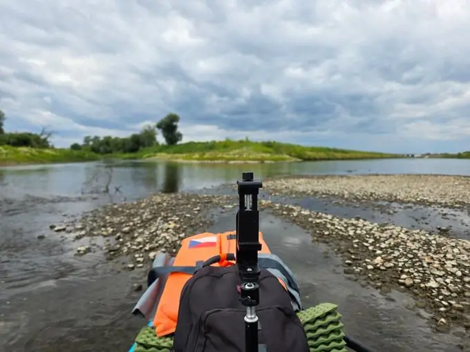 Stativ upevněný na přídi paddleboardu