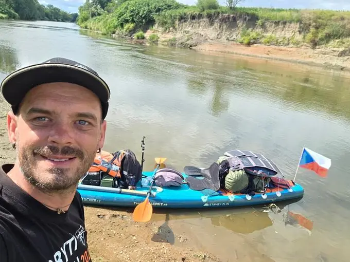 Kompletní výbava naložená na paddleboardu