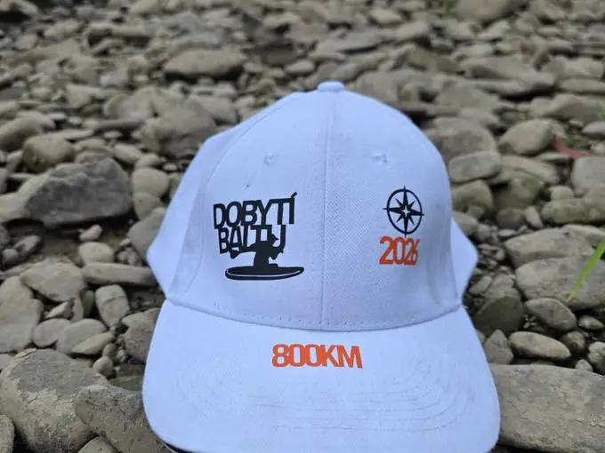 Kšiltovka Dobytí Baltu 2026 s nápisem 800 km