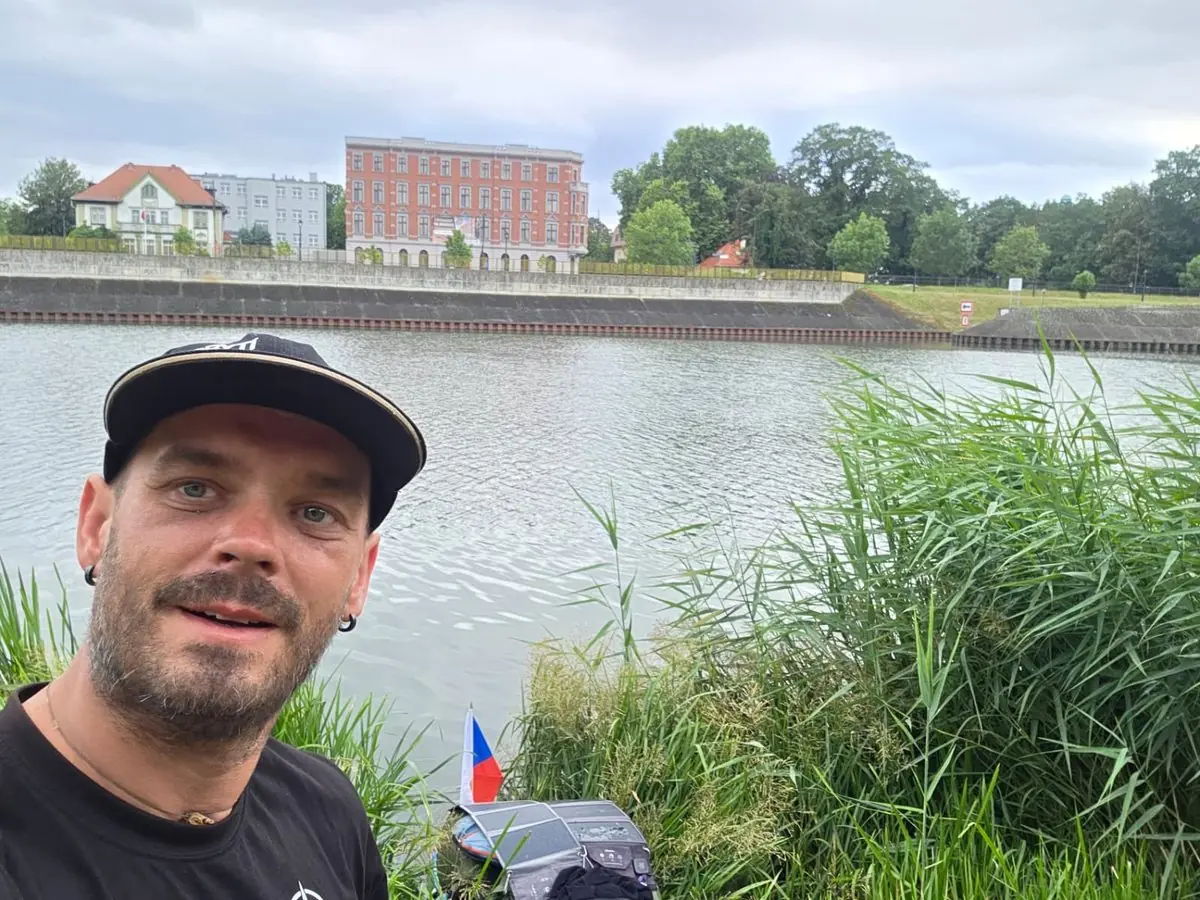 Zdeněk Slouka na paddleboardu s pádlem během výpravy